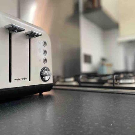 2 Bed Self Contained Apartment Wrexham Esterno foto