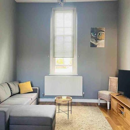 2 Bed Self Contained Apartment Wrexham Esterno foto
