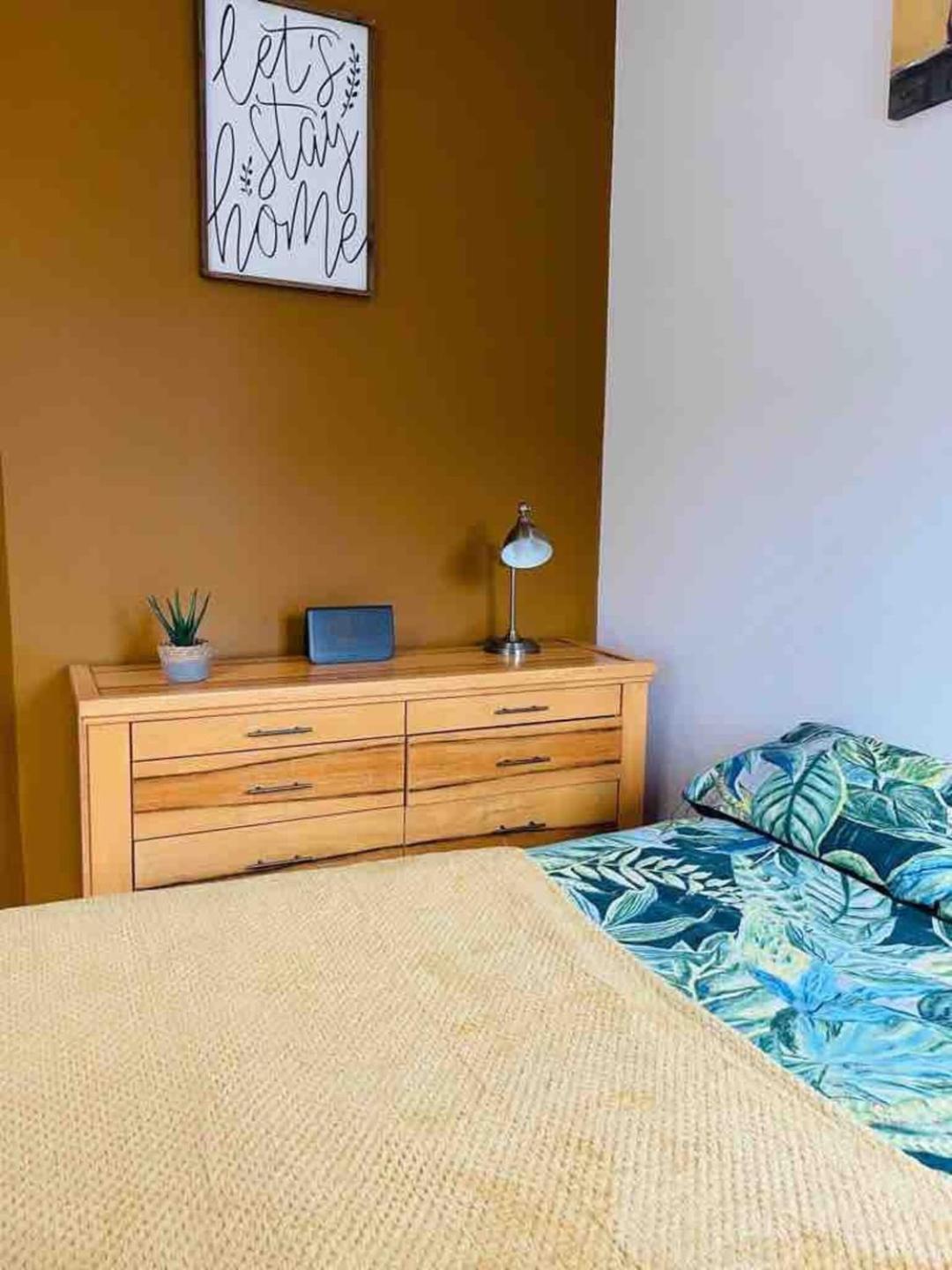 2 Bed Self Contained Apartment Wrexham Esterno foto