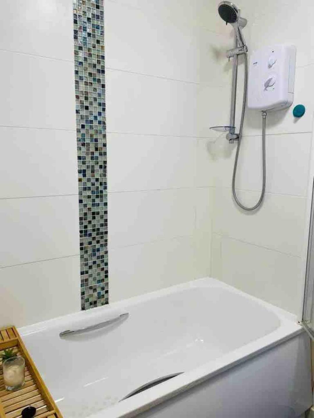 2 Bed Self Contained Apartment Wrexham Esterno foto