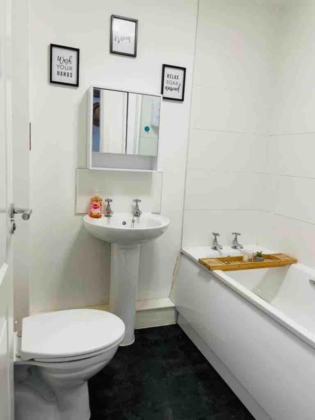 2 Bed Self Contained Apartment Wrexham Esterno foto