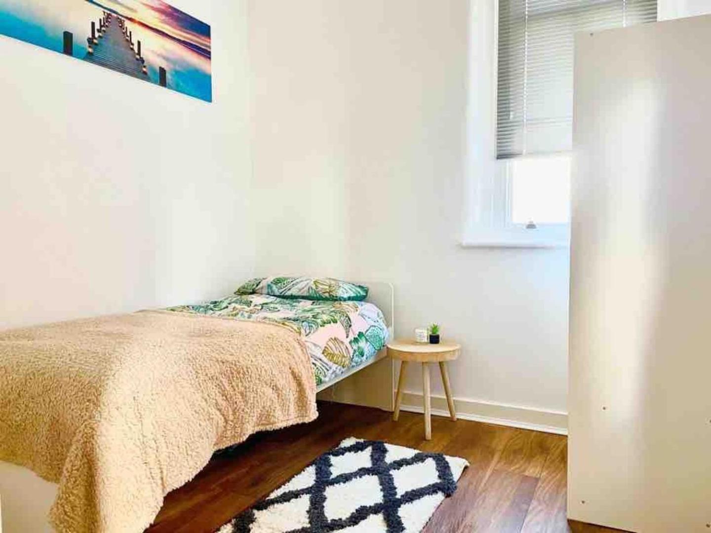 2 Bed Self Contained Apartment Wrexham Esterno foto