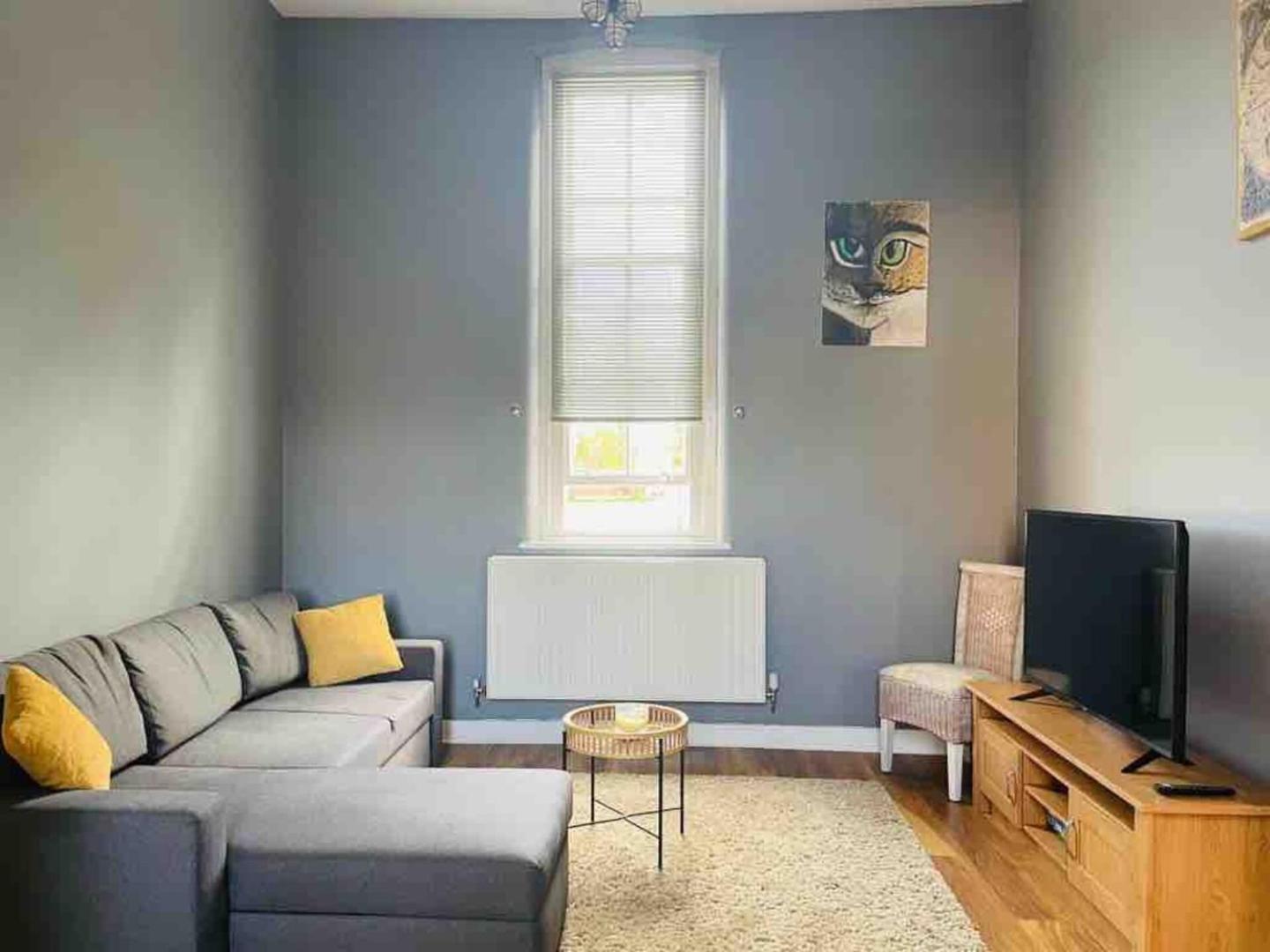 2 Bed Self Contained Apartment Wrexham Esterno foto