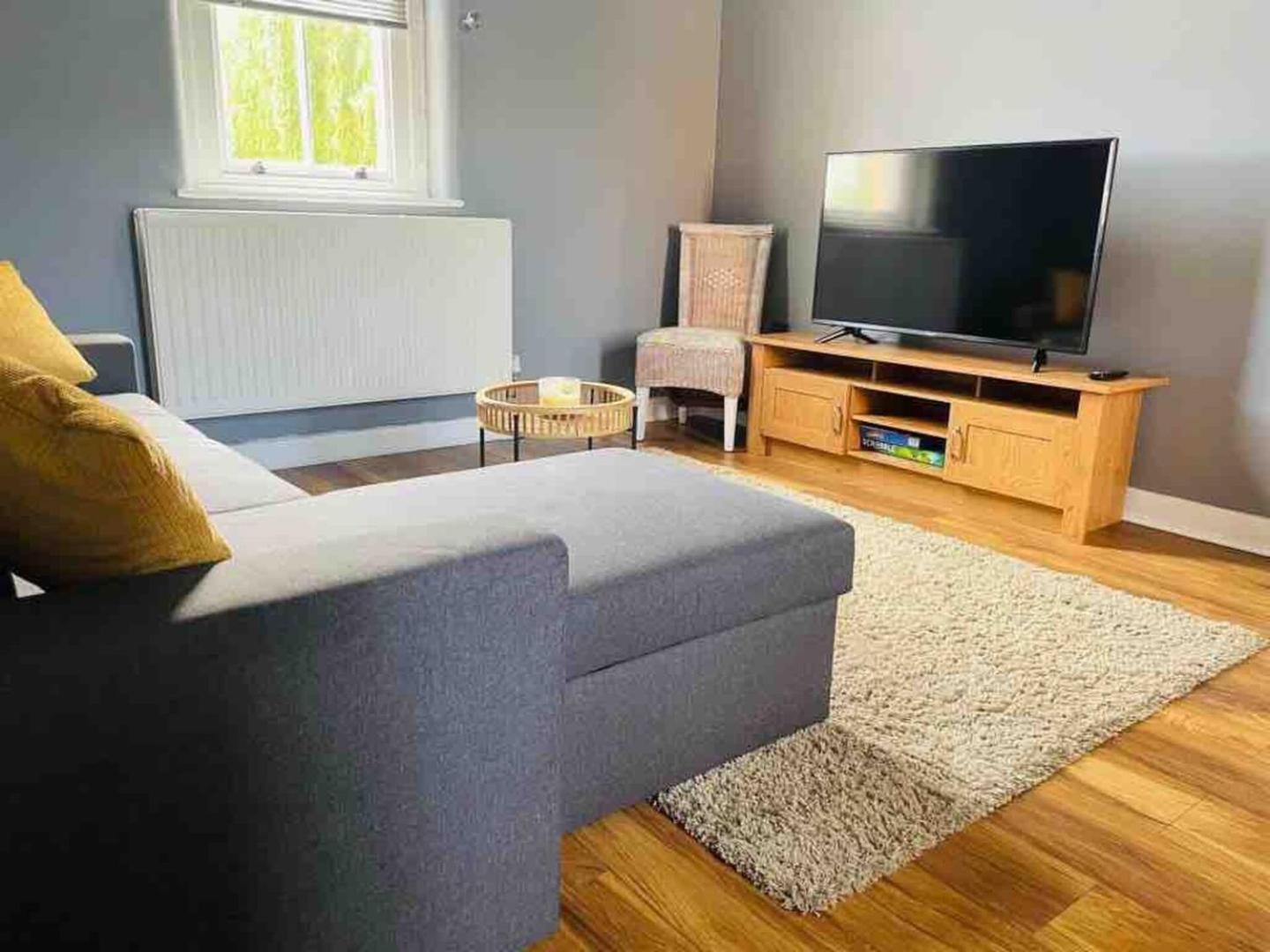2 Bed Self Contained Apartment Wrexham Esterno foto