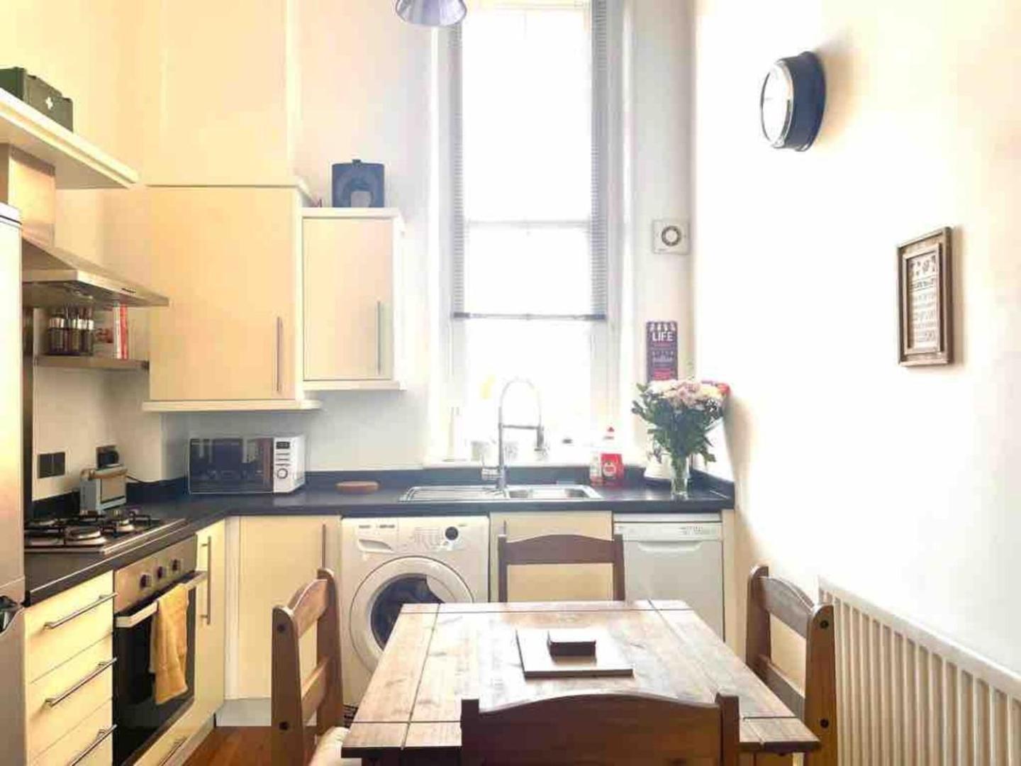 2 Bed Self Contained Apartment Wrexham Esterno foto