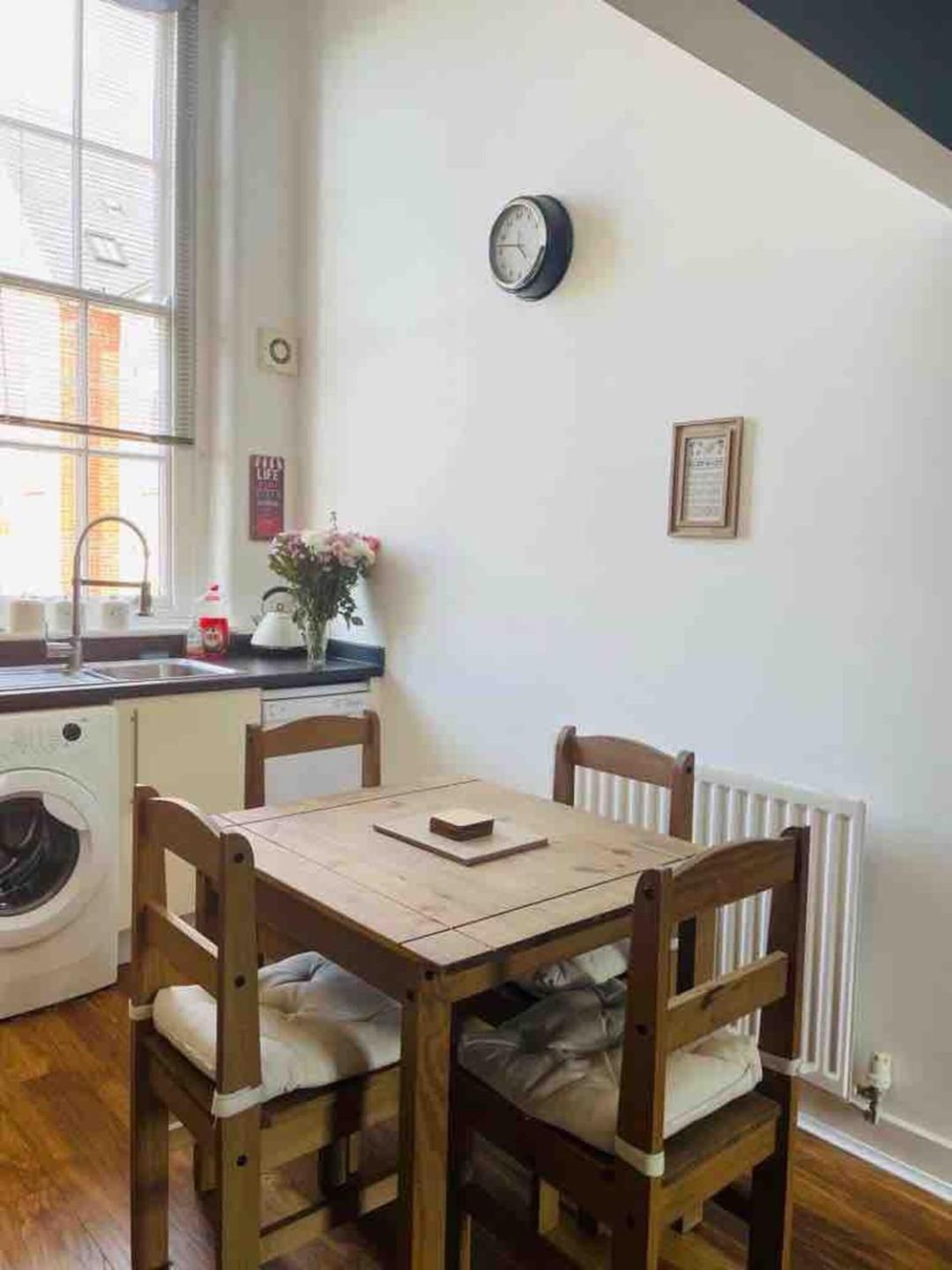 2 Bed Self Contained Apartment Wrexham Esterno foto