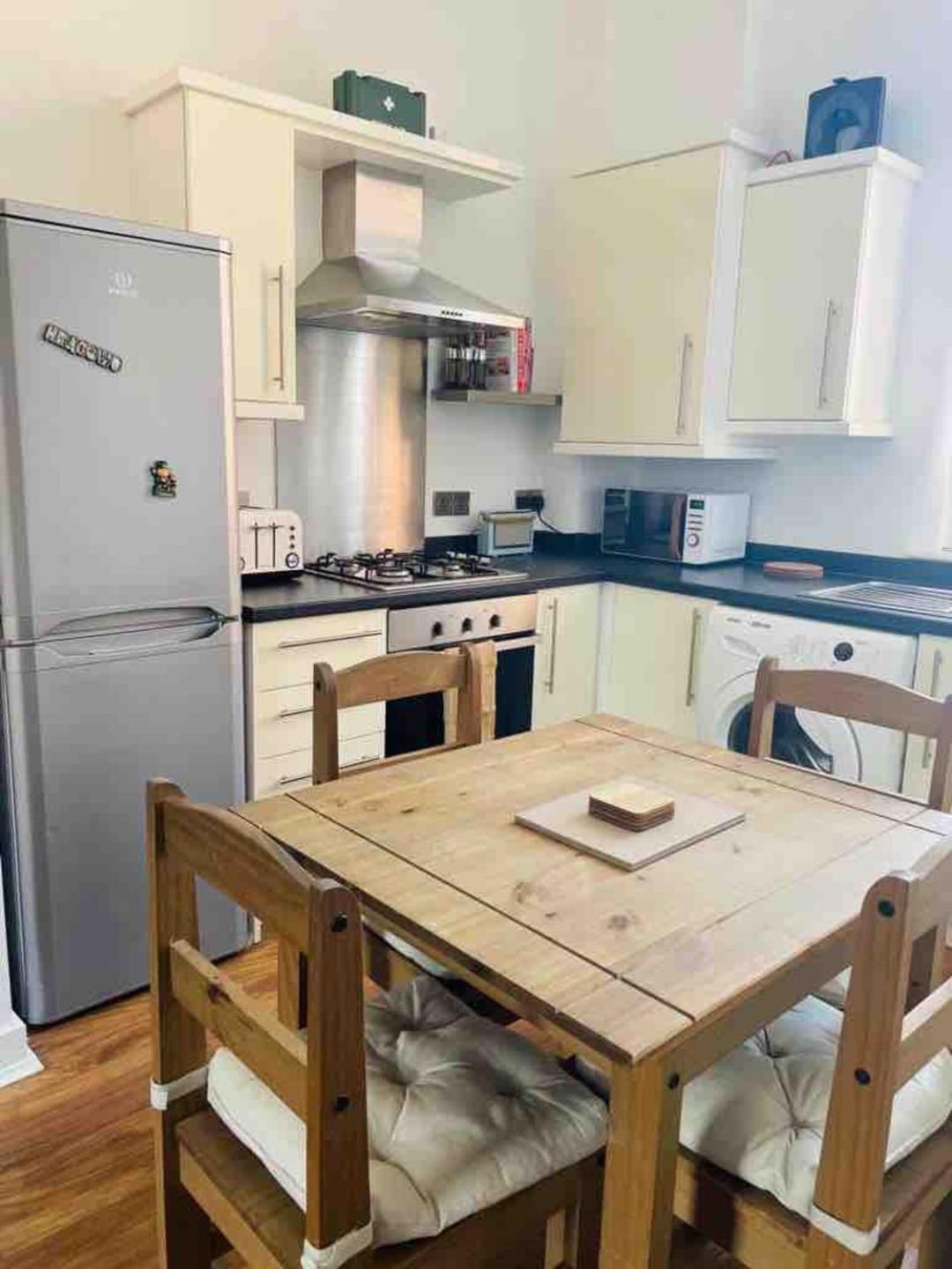 2 Bed Self Contained Apartment Wrexham Esterno foto