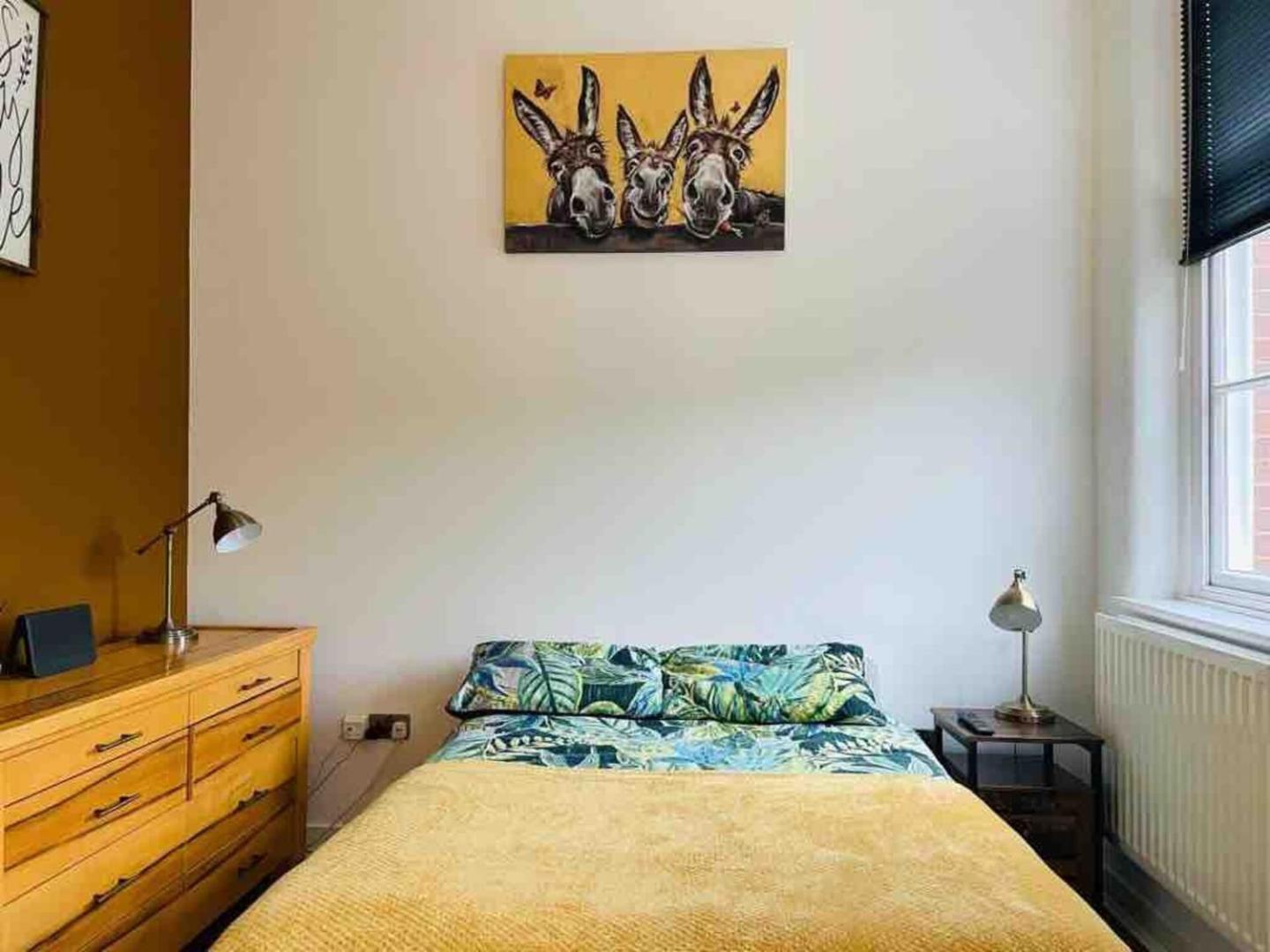 2 Bed Self Contained Apartment Wrexham Esterno foto