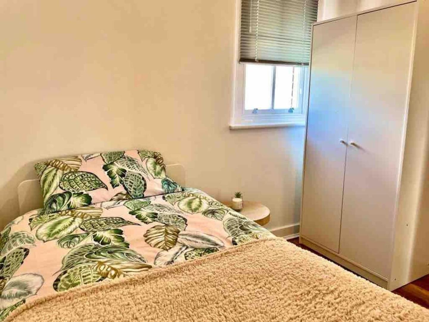 2 Bed Self Contained Apartment Wrexham Esterno foto